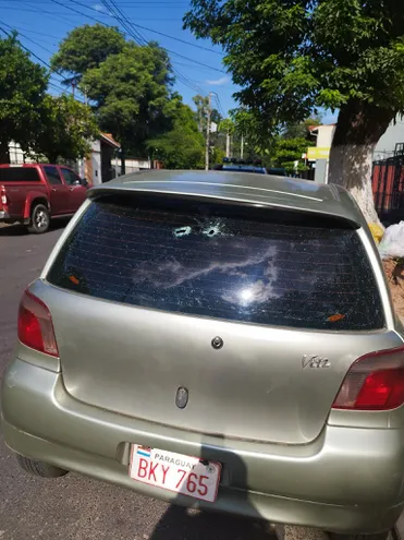Parte trasera del auto baleado esta tarde en Asunción. (gentileza).