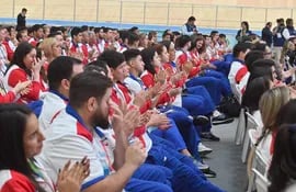 Varios de los atletas nacionales que presenciaron ayer la ceremonia de abanderamiento en el COP.