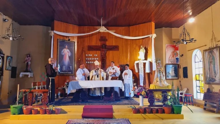 Cardenal Adalberto Martínez en misa dentro de la parroquia Virgen de las Mercedes en Tacumbú. (gentileza).
