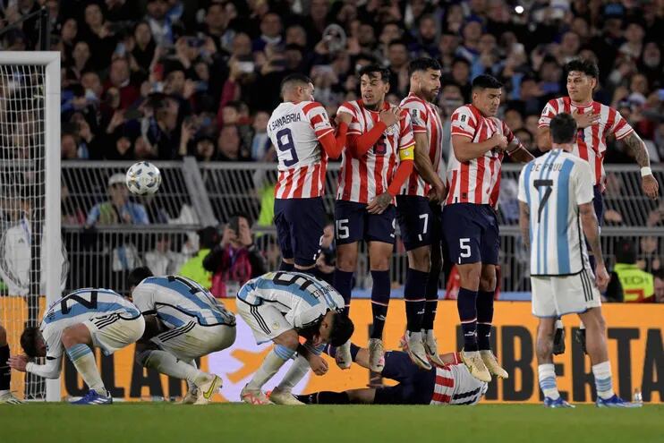 El remate de tiro libre de Lionel Messi que pegó en el palo y casi fue el segundo gol argentino. Peculiar cortina de los albicelestes.