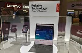 Los conceptos de móvil y ordenador portátil con paneles enrollables de Lenovo expuestos en MWC 2023.