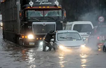a-consecuencia-de-las-intensas-precipitaciones-en-el-pais-andino-ya-se-registraron-cuatro-muertes--113126000000-1557722.jpg