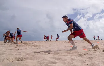 Sergio Díaz, jugador de Cerro Porteño, entrenando en la playa de Fortaleza.