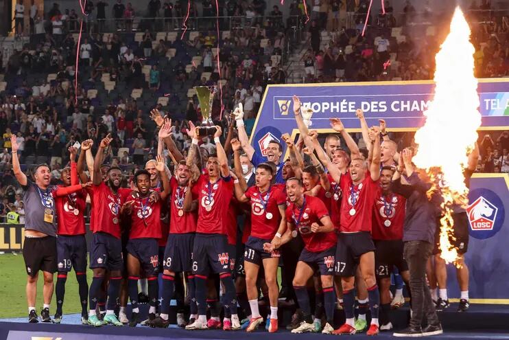 El portugués José Fonte, capitán del Lille, levanta el trofeo de la Supercopa de Francia rodeado de sus compañeros de equipo.