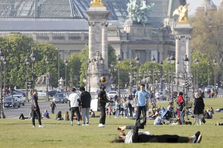 Gente reunida en la Explanada de los Inválidos, en París. Europa comienza a relajar cada vez más el confinamiento por la pandemia.