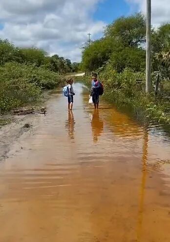 Alumnos de la compañía Montuoso Costa, distrito de Guazucuá, caminan diariamente este trayecto para llegar a la escuela.