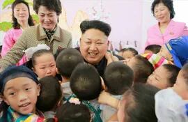 al-lider-norcoreano-kim-jong-un-que-visita-un-orfanato-en-pionyang-corea-del-norte-ayer-165052000000-1278875.JPG