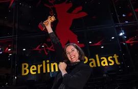 La guionista y directora española Carla Simón celebra con su Oso de Oro obtenido ayer en el Festival de Cine de Berlín por su película “Alcarràs”.