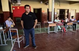 El director del Colegio Nacional República Argentina, Luis Castillo y docentes que dieron clases virtuales debido a la explosión del transformador que dejó sin luz al local.