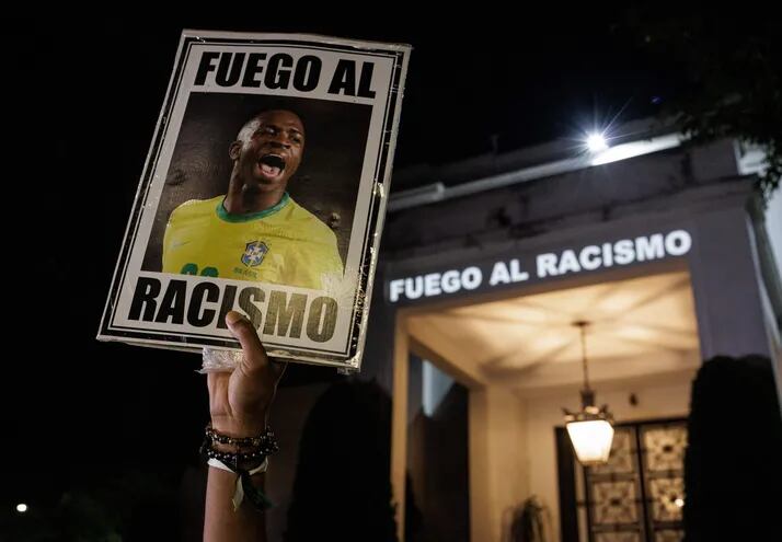 Manifestantes de movimientos sociales protestan en contra de los ataques racistas sufridos por el jugador brasileño del Real Madrid Vinicius Jr, ayer, frente al Consulado General de España en Sao Paulo (Brasil). EFE/ Isaac Fontana