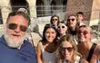Russell Crowe y su familia frente al coliseo romano.