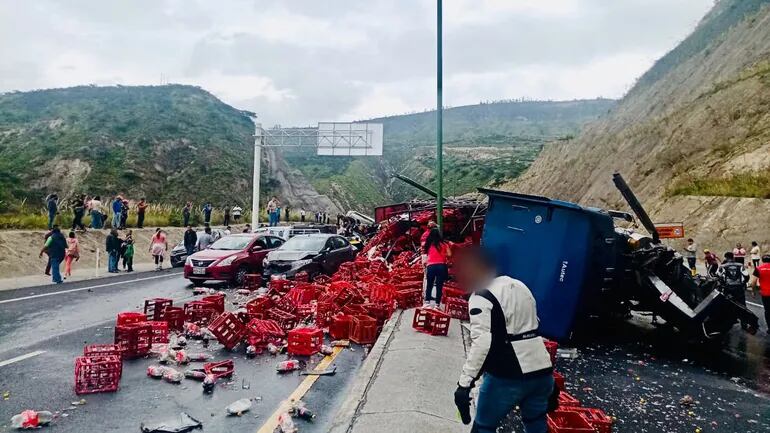 Imágenes del accidente de tránsito registrado este sábado, que involucró a varios automotores en la vía a la población de Guayllabamba, en las afueras de la capital ecuatoriana, Quito.