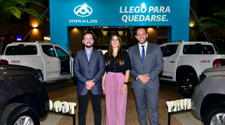 Antonio Ojeda, brand manager de Maxus; Daisy Britos, Marketing leader del Grupo Condor; y Roberto Samudio, jefe de ventas de Maxus.