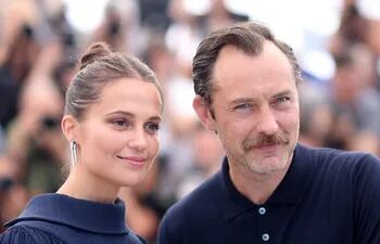 Alicia Vikander y Jude Law en el Festival de Cannes.
