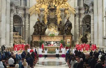 El papa Francisco celebró el inicio de la Semana Santa acompañado de unos pocos fieles en la basílica de San Pedro.