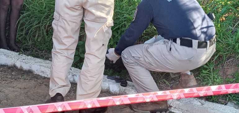 Según reportaron desde la Fiscalía, el arma fue encontrada abandonada en una bolsa de plástico al costado del cementerio Parque Serenidad, en Villa Elisa.