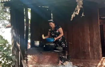 Alicia Amarilla, Coordinadora Nacional de Conamuri cocinando en Repatriación, Caaguazú. Insta a las mujeres a seguir con las huertas urbanas.