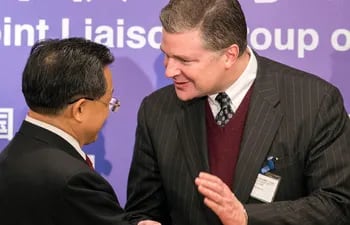 El subsecretario de Estado para Asia Oriental, Dan Kritenbrink (d) saluda al viceministro de Exteriores de China Continental, Liu Zhenmin. (AFP)