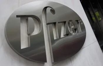 Logotipo de la farmaceútica Pfizer en su sede central en Nueva York.