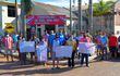 Exfuncionarios municipales se manifestaron frente a la Municipalidad de Coronel Martínez, Guairá.
