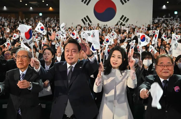 El presidente de Corea, Yoon Suk Yeol (2do de la izq.) y su esposa, Kim Keon Hee (2do de la der.) durante un acto reciente en Seúl.