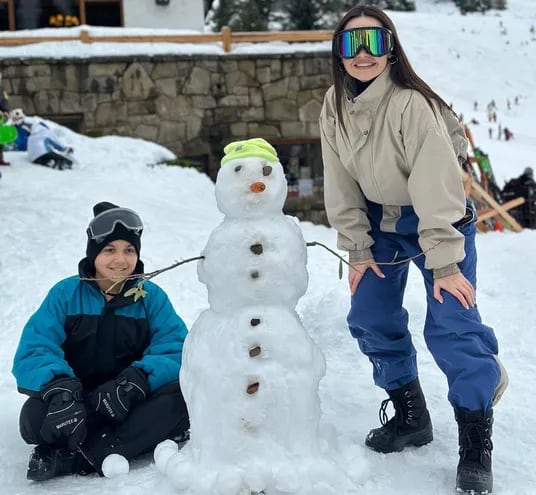 Melissa Quiñónez y Maximo hicieron un muñeco de nieve en Bariloche.