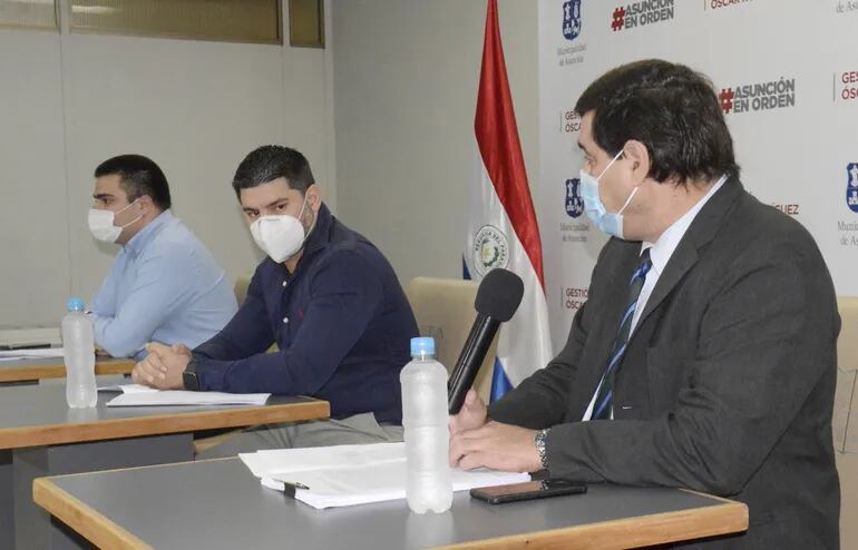 En conferencia de prensa, el intendente Óscar Rodríguez (centro), junto a sus dos directores.
