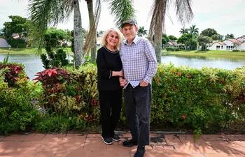 El veterano de la Segunda Guerra Mundial Harold Terens, de 100 años, y su prometida Jeanne Swerlin, de 96, posan para una fotografía en Boca Raton, Florida.