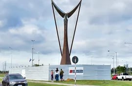 Monumento al Arpa Paraguaya	Avda. Costanera c/ General Santos.29 de mayo del 2023.Foros Pedro Gonzalez