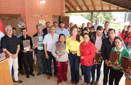 Los pobladores de Abai posan con sus títulos con la presidenta del Indert, Gail González.
