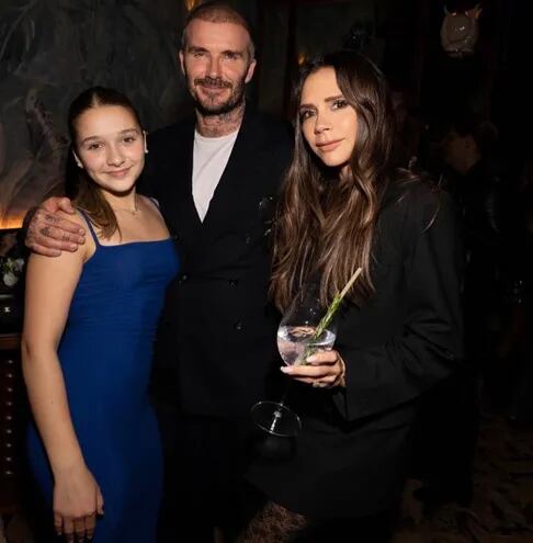 Victoria y David Beckham con su hija Harper Seven en la Semana de la Moda de París.