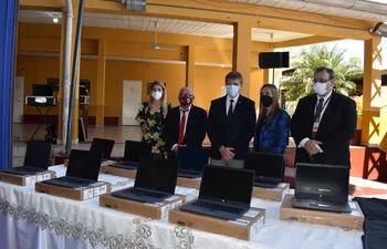 El ministro de Educación y Ciencias (MEC) encabezó la entrega de computadoras portátiles a docentes del departamento Central, para potenciar las tareas de plurigrado.