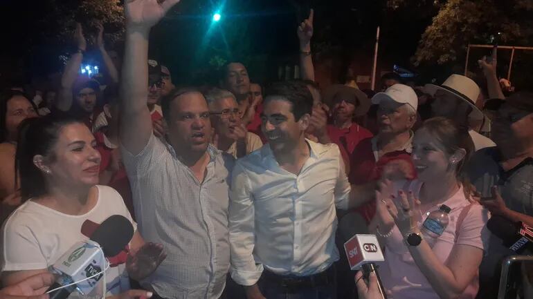 Ministro Mario Varela (Izquierda) y el candidato ganador de la ANR, Marcelo Soto (Derecho), festejando el triunfo en las internas coloradas.