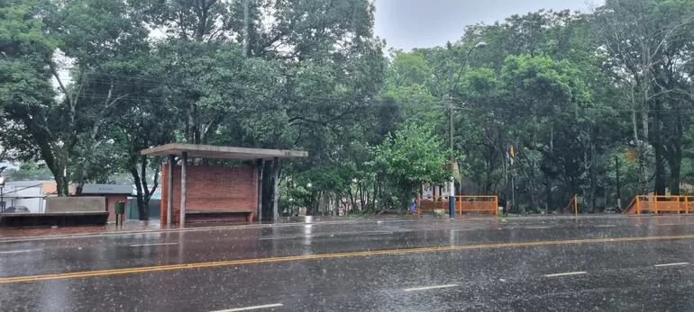 Jornada navideña con lluvias en la capital de Misiones.