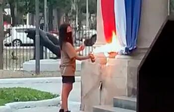 Paloma Chaparro quemó la bandera en el Panteón de los Héroes.