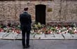 Un hombre observa las ofrendas florales fuera de la sinagoga de Halle, Alemania, donde tuvo lugar el tiroteo del pasado miércoles.