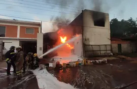 Incendio de un depósito en Villa Elisa. (gentileza).