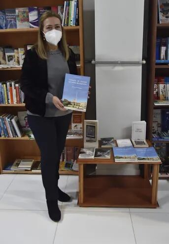 Mirta Gonalez Schinini lanzó ayer su libro "Fachada de Casonas de Asunción".