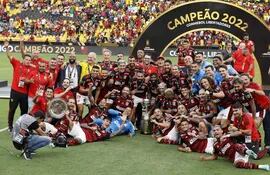 Jugadores de Flamengo posan con el trofeo al ganar hoy, la Copa Libertadores ante Athletico Paranaense en el estadio Monumental Isidro Romero en Guayaquil (Ecuador).