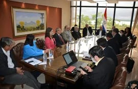 Los parlamentarios venezolanos en reunión con miembros de la Mesa Directiva del Senado.