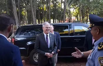 El embajador de los Estados Unidos, Marc Ostfield, llegando a la Dirección de Policía del Alto Paraná.