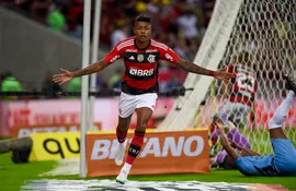 El brasileño Bruno Henrique, futbolista del Flamengo. festeja uno de los tantos contra Athletico Paranaense por la ida de los cuartos de final de la Copa de Brasil en el estadio Maracaná, en Río de Janeiro.