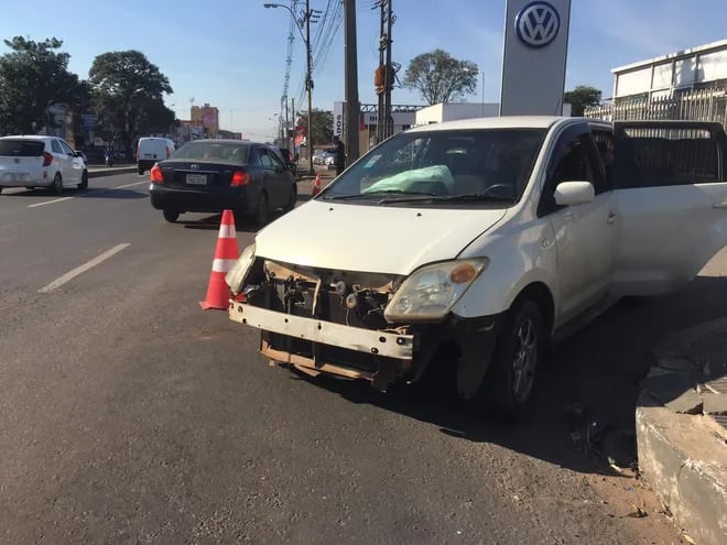 Así quedó el vehículo que ocasionó el accidente frente a la SND, sobre Eusebio Ayala.