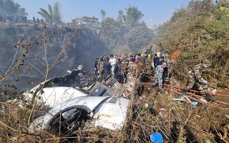 Las autoridades nepalíes han recuperado al menos 69 cadáveres tras el siniestro de un avión de la aerolínea Yeti Airlines que se estrelló este domingo con 72 personas a bordo cuando cubría una ruta doméstica que partió desde Katmandú.