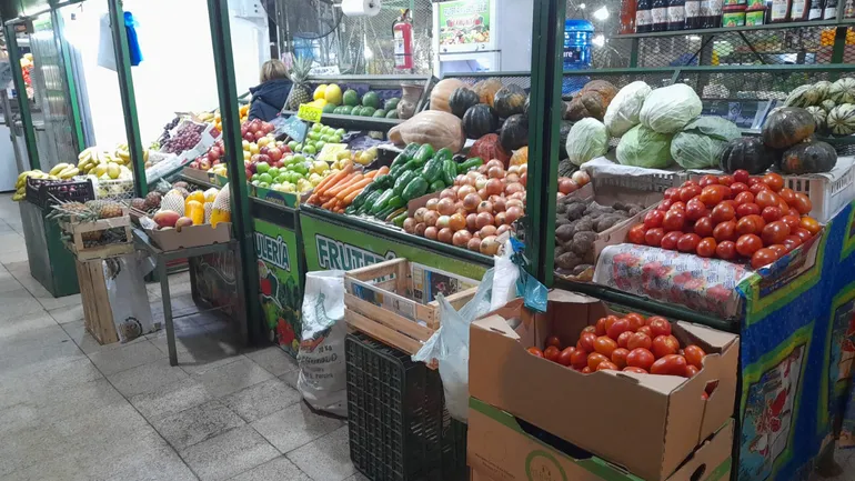 Muy lindas verduras y hortalizas en el bloque C del Mercado de Abasto, que ofrecen precios reducidos desde esta semana.