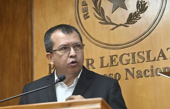 El senador colorado Derlis Osorio brindó hoy una conferencia de prensa en la que desmintió a su correligionario Erico Galeano, actualmente imputado por lavado de dinero y asociación criminal.