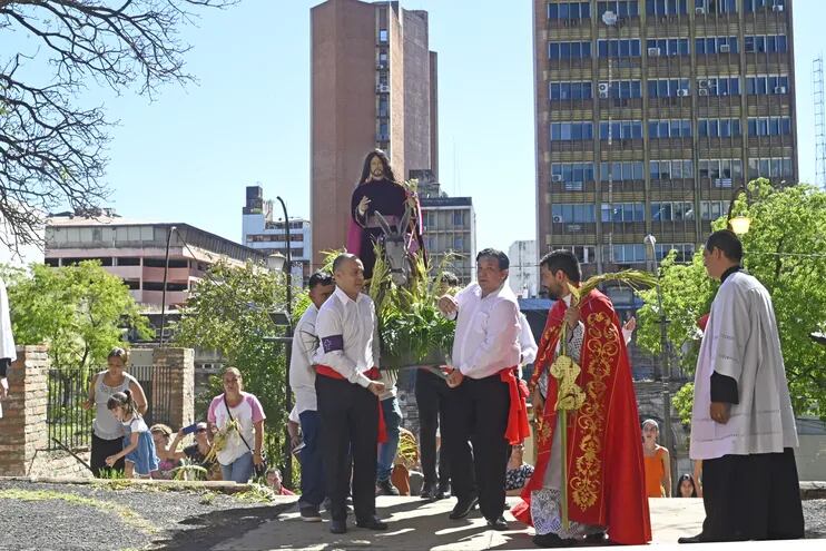 El Señor de las Palmas llega en procesión hasta el templo de la Encarnación acompañado de estacioneros y feligreses.