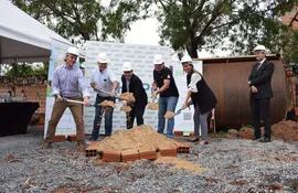 Representantes de Hupi Constructora, del Banco GNB, de la AFD y de Amtrust dieron palada inicial del proyecto Residencial Santa María.