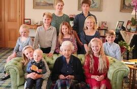 La reina Isabel II rodeada de sus 2 nietos más pequeños y 8 bisnietos, en el verano 2022 en el castillo de Balmoral.