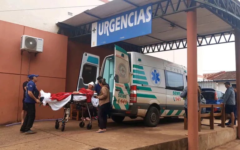 Un paciente al ser bajado de la ambulancia al servicio de Urgencias del Hospital Regional de Villarrica.